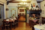 sala-con-camino RISTORANTE :IL Ristopizzeria San Felice | v. Casa Romana - Fraz. BASTARDO - GIANO DELL'UMBRIA (PG) - Tel. 0742.90533